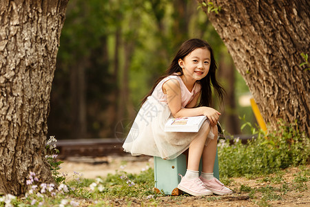 树林自由草地可爱的小女孩在户外高清图片