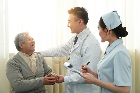 中年人摄影女护士医务工作者和患者在病房里图片