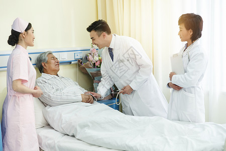 关爱专家可靠医务工作者和患者在病房里图片