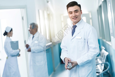 医务工作者在医院的走廊图片