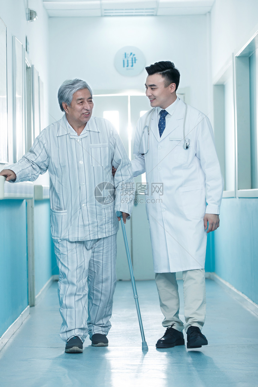 医生和老年男人在医院走廊图片