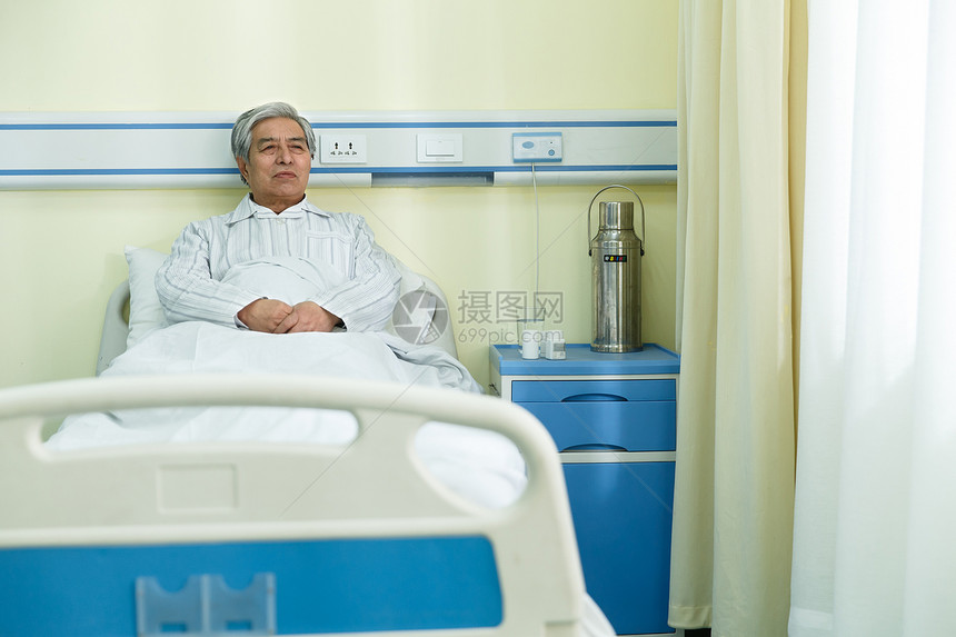 康复床上用品恢复生病的老人在病房图片