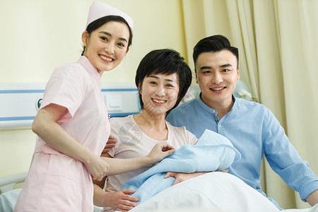 医生帮助医疗器械护士和新生儿的父母图片