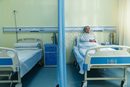 照顾70多岁半身像生病的老人在病房图片素材