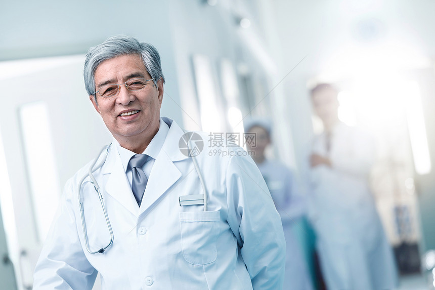 亚洲人专家女人医务工作者在医院的走廊图片