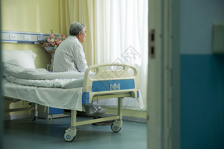 治病亚洲人人生病的老人在病房图片