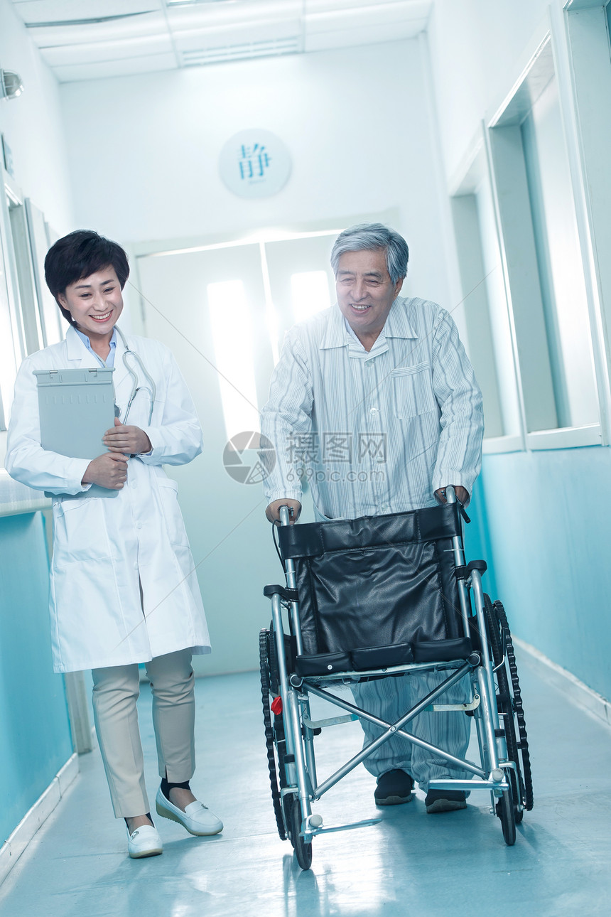 仅成年人医护服卫生医生和老年男人在医院走廊图片