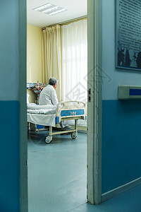 睡衣海报床东亚住院部生病的老人在病房背景
