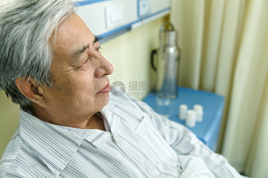 仅一个男人病人疗养院生病的老人在病房图片
