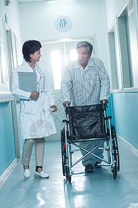疗养院衰老过程全身像医生和老年男人在医院走廊图片