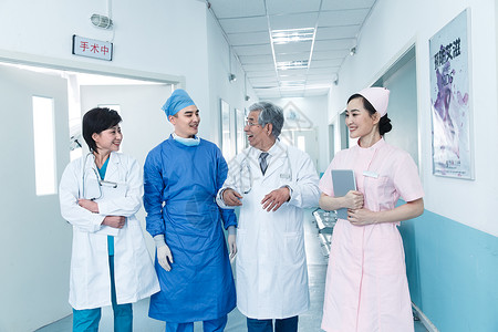 专家急应服务老年男人医务工作者在医院的走廊图片