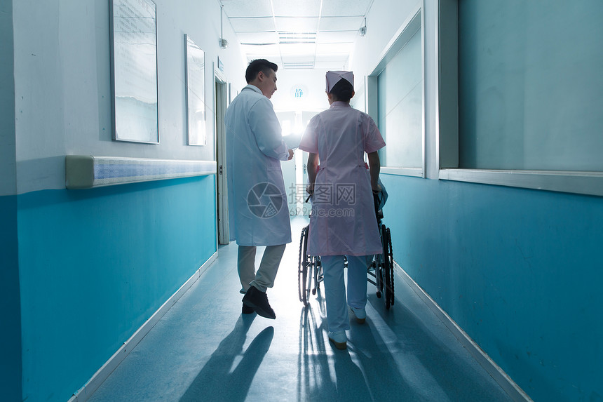 团队医疗用品东方人医务工作者在医院的走廊图片