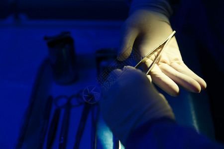 医疗流程治病照亮医生在手术室做手术背景图片