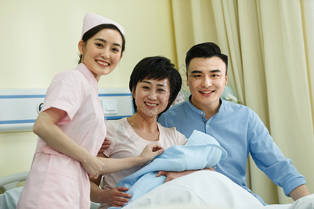 女人医生25岁到29岁护士和新生儿的父母图片