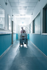 责任关爱可靠护士和老年男人在医院走廊图片