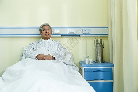 独处窗户制服生病的老人在病房图片素材
