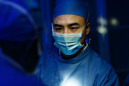 青年男人急救员急诊处医务工作者在手术室图片