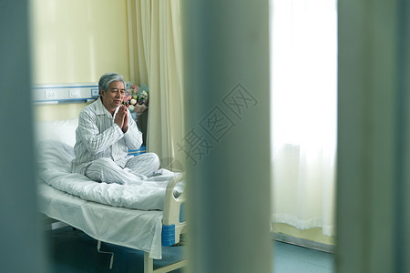 仅一个男人治病东亚生病的老人在病房背景图片