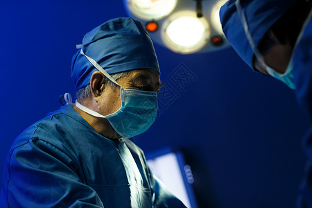 权威口罩紧急求助医务工作者在手术室图片