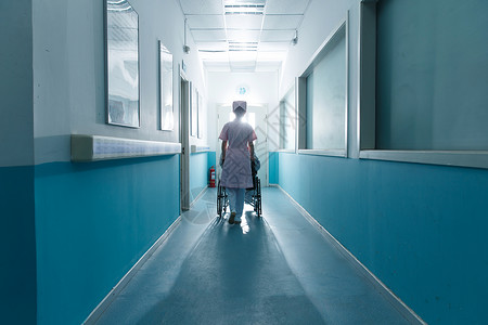 医疗女护士病人护士和老年男人在医院走廊图片