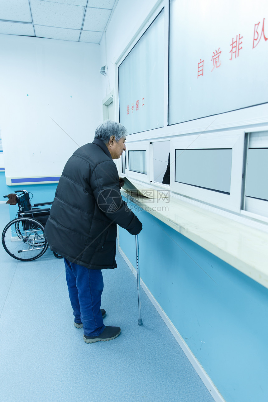恢复疗养院医疗用品生病的老人在医院图片