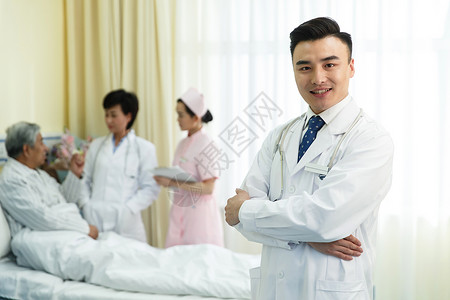 服务生病中年人医务工作者和患者在病房里图片