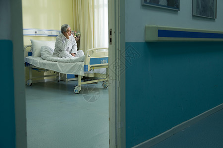 老年男人睡衣男人生病的老人在病房图片