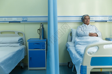 治疗亚洲人被子生病的老人在病房图片