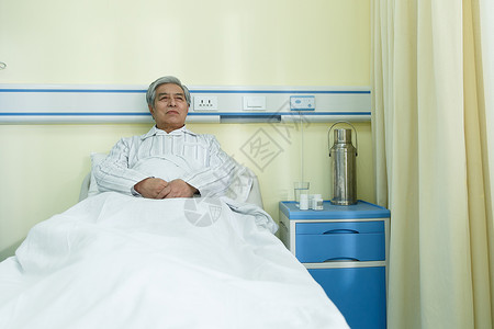 疗养院老年男人服务生病的老人在病房图片