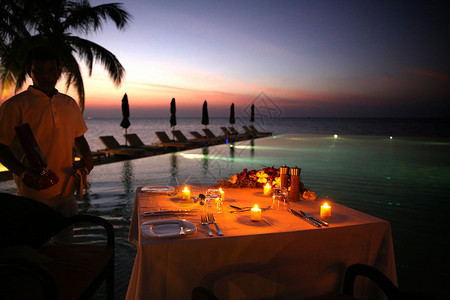 海洋椰子树桌子马尔代夫海景风光图片