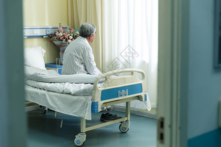 老人在医院制服仅一个男人放松生病的老人在病房背景