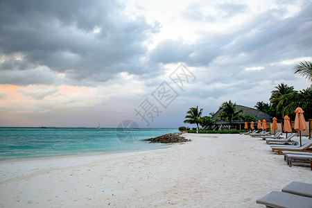海滩躺椅太阳伞著名景点马尔代夫海景风光背景