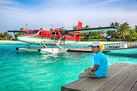 航海男孩男孩坐在海边背景