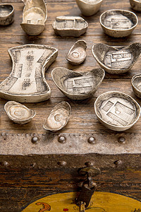 旧的大量物体亚洲金元宝和银元宝图片