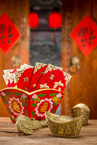 新年猪和财神中式庭院传统节日传统文化金元宝和红包背景