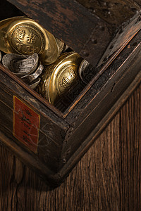 一箱子金币彩色图片货币文字金元宝和银元宝背景