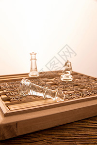 小木桌上台灯合作式样印刷术活字印刷和国际象棋背景