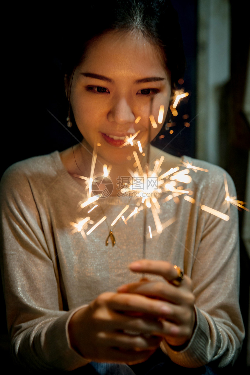 运气传统文化美丽的青年女人放烟花图片