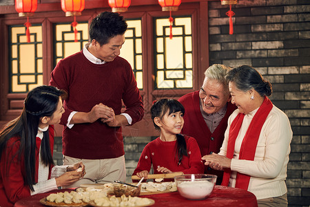 新年前夕房屋青年女人幸福家庭过年包饺子图片素材