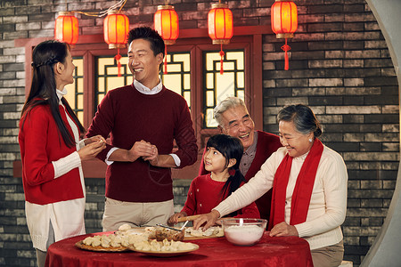 红色愉悦传统文化幸福家庭过年包饺子图片