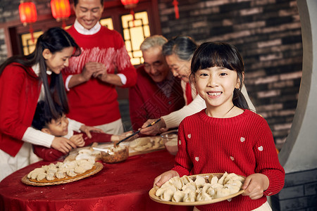 夫妇传统庆典饮食幸福家庭过年包饺子图片