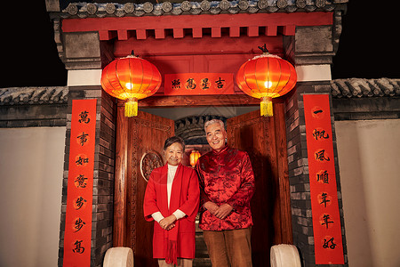 门中式庭院春联老年夫妇过新年图片
