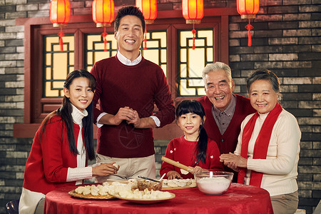 围着桌子小孩女孩文化男人幸福家庭过年包饺子背景