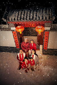 温馨夜晚传统节日快乐家庭过新年图片