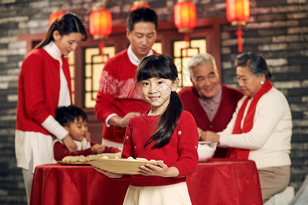 男人老年男人大家庭幸福家庭过年包饺子成年人高清图片素材