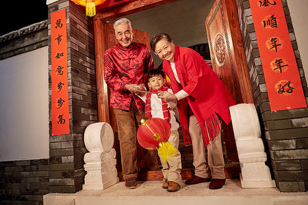幸福亚洲祖父老人和孙子过新年图片