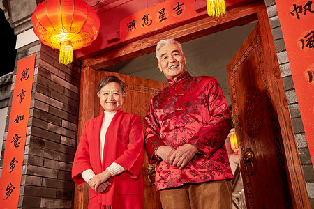 灯笼亲情传统服装老年夫妇过新年图片