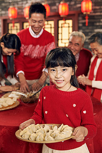 冬季小孩元素新年前夕做饭亚洲幸福家庭过年包饺子背景