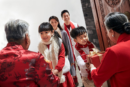 大半身传统节日亚洲老人迎接孩子回家过年图片