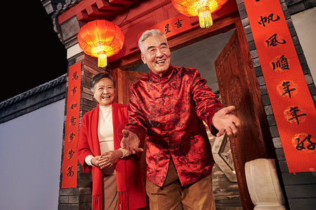 60多岁红色东亚老年夫妇过新年图片